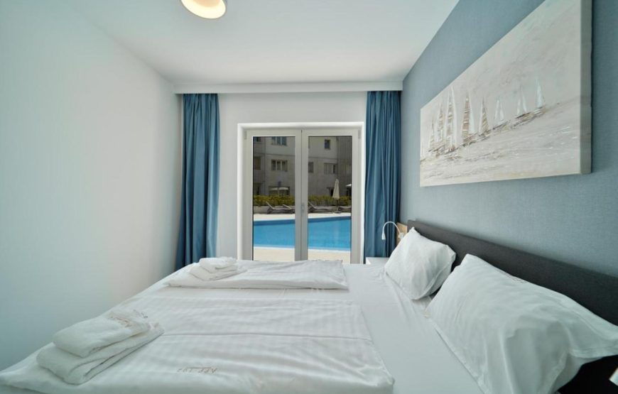 Garden Palace De Lux Pool Apartment
